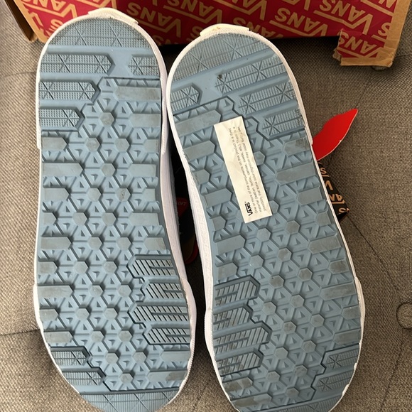 New with tags 8,5 women’s or 7 youth - Picture 3 of 3